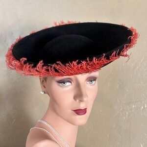 COMELY 1940s' BLACK FELT TILT WIDE BRIM HAT WITH RED OSTRICH FEATHER TRIM